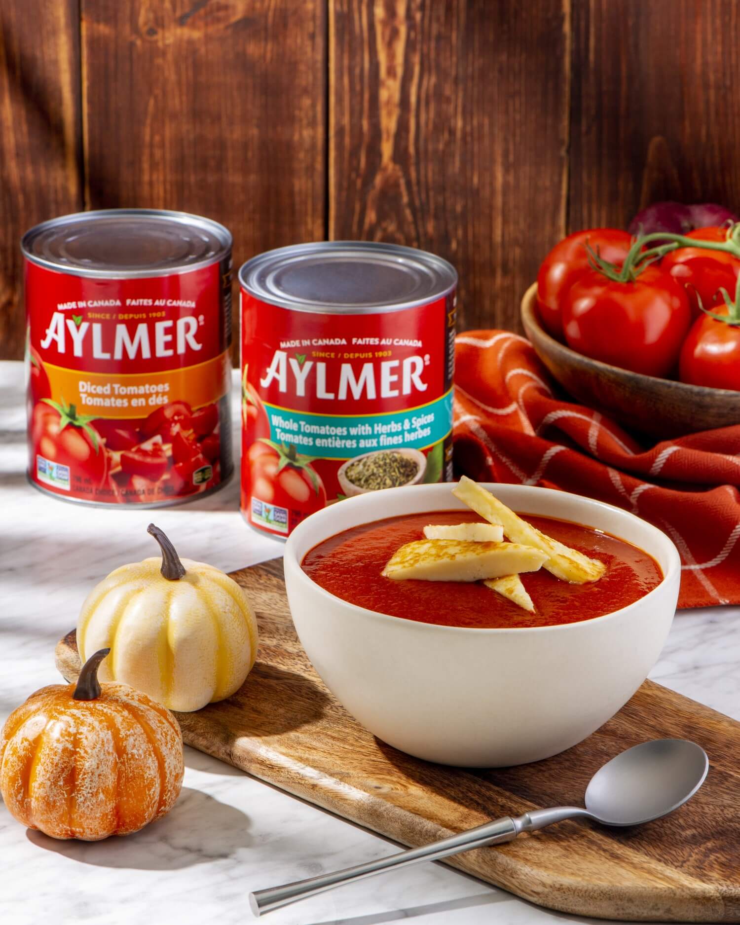 Soupe aux tomates fumées avec fromage halloumi